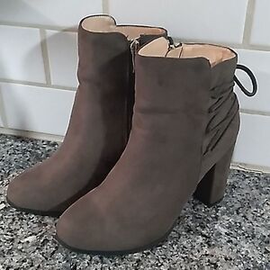 G.C. Shoes Olive Green Suede Tassel Ankle Booties. Sz 6.5